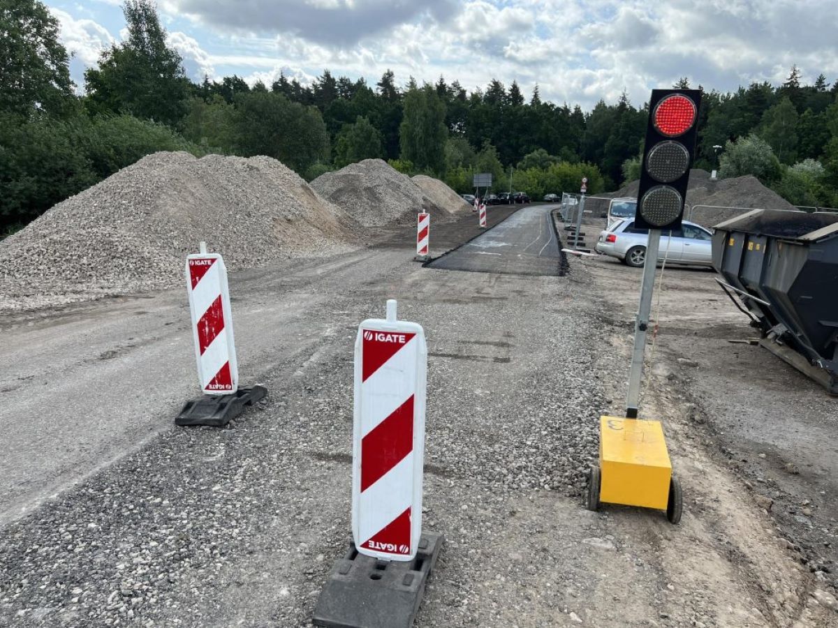 Pa posmiem turpinās ceļu būvdarbi Aizsargu ielā Jelgavā