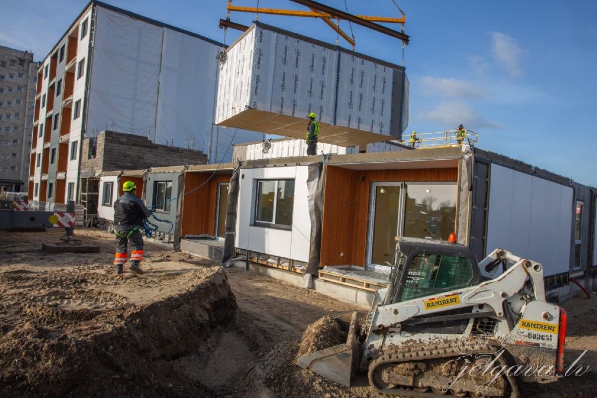 Turpinās īres namu būvniecība Jelgavā, pirmā māja būs gatava šovasar