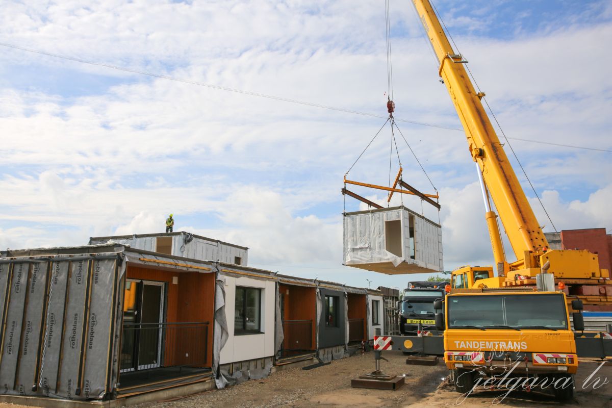 Sākta modulāro konstrukciju uzstādīšana otrajam īres namam Jelgavā