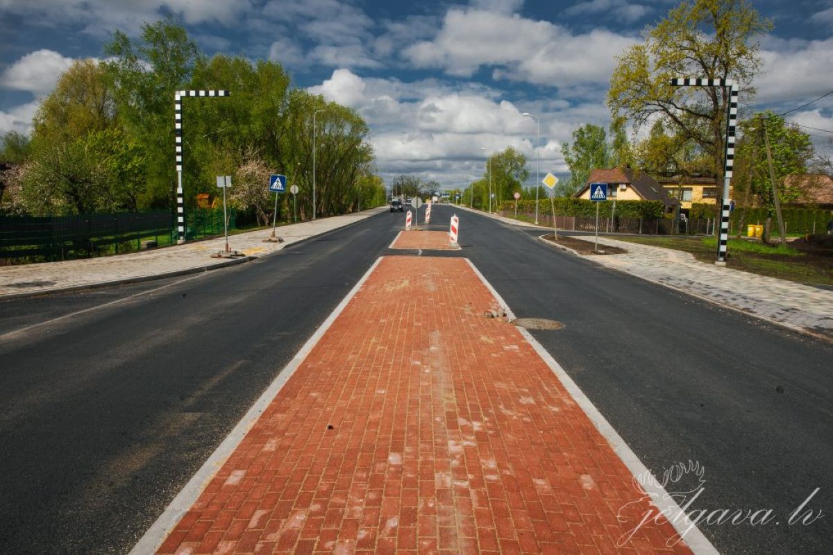 Jelgavā noslēgumam tuvojas Miera ielas viena posma pārbūves darbi