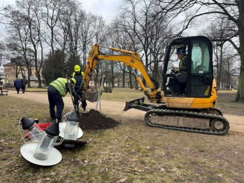 Sākta apgaismojuma modernizācija Raiņa parkā Jelgavā