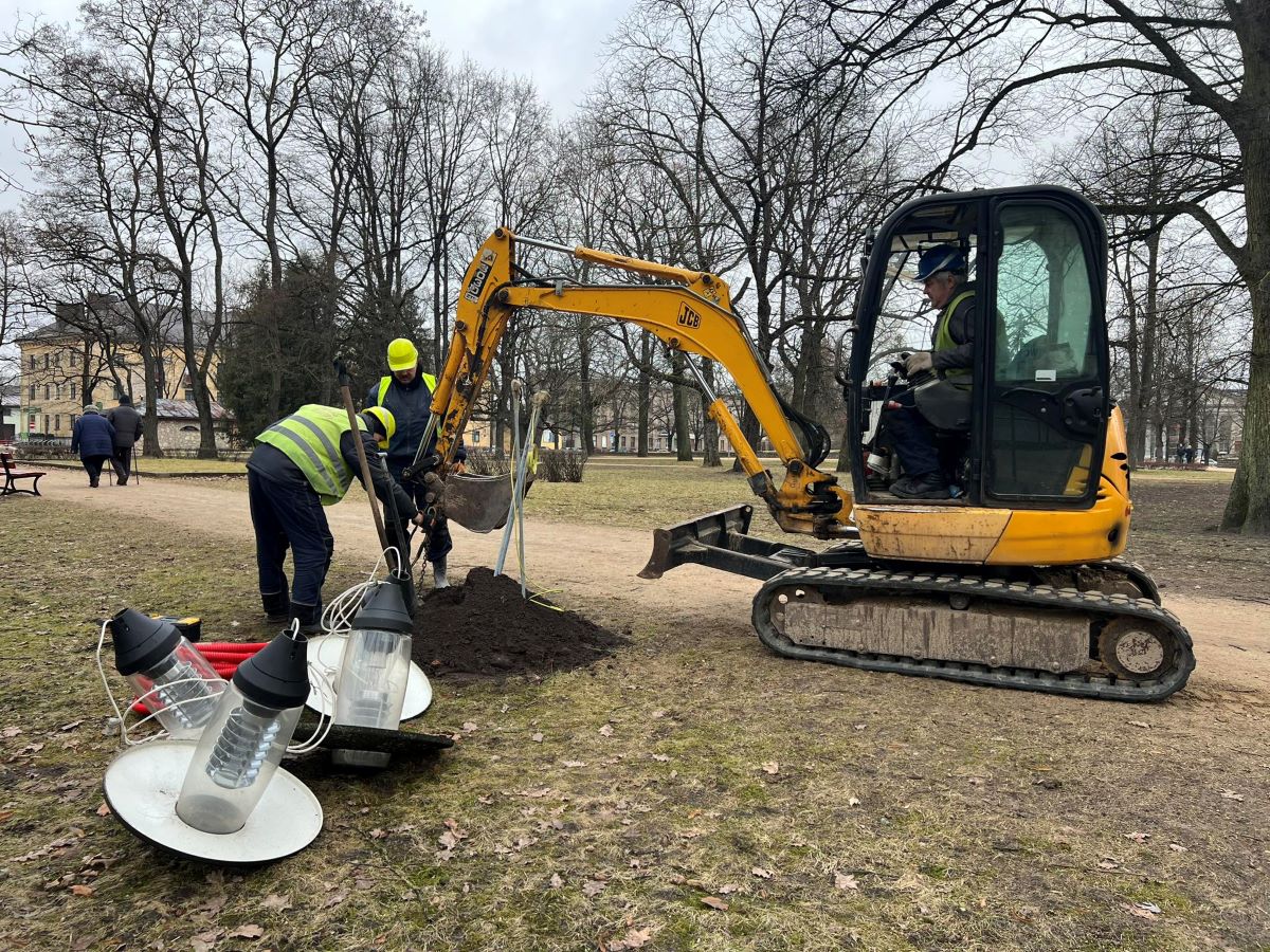 Sākta apgaismojuma modernizācija Raiņa parkā Jelgavā