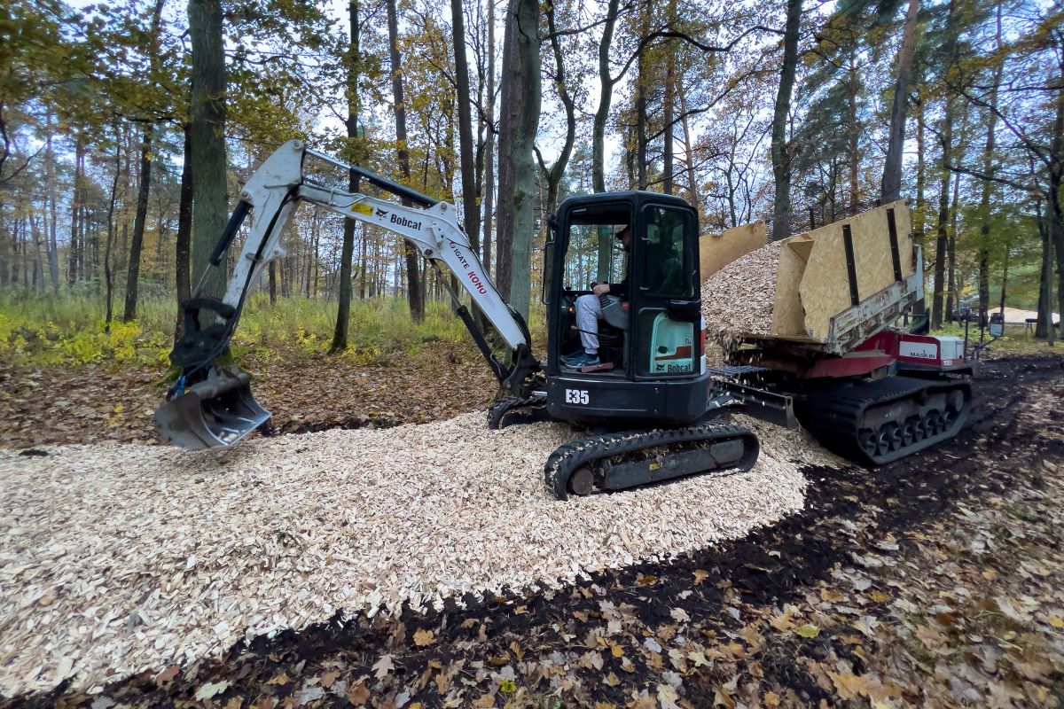 Ar dažāda veida šķeldu atjauno parka celiņu Jelgavā