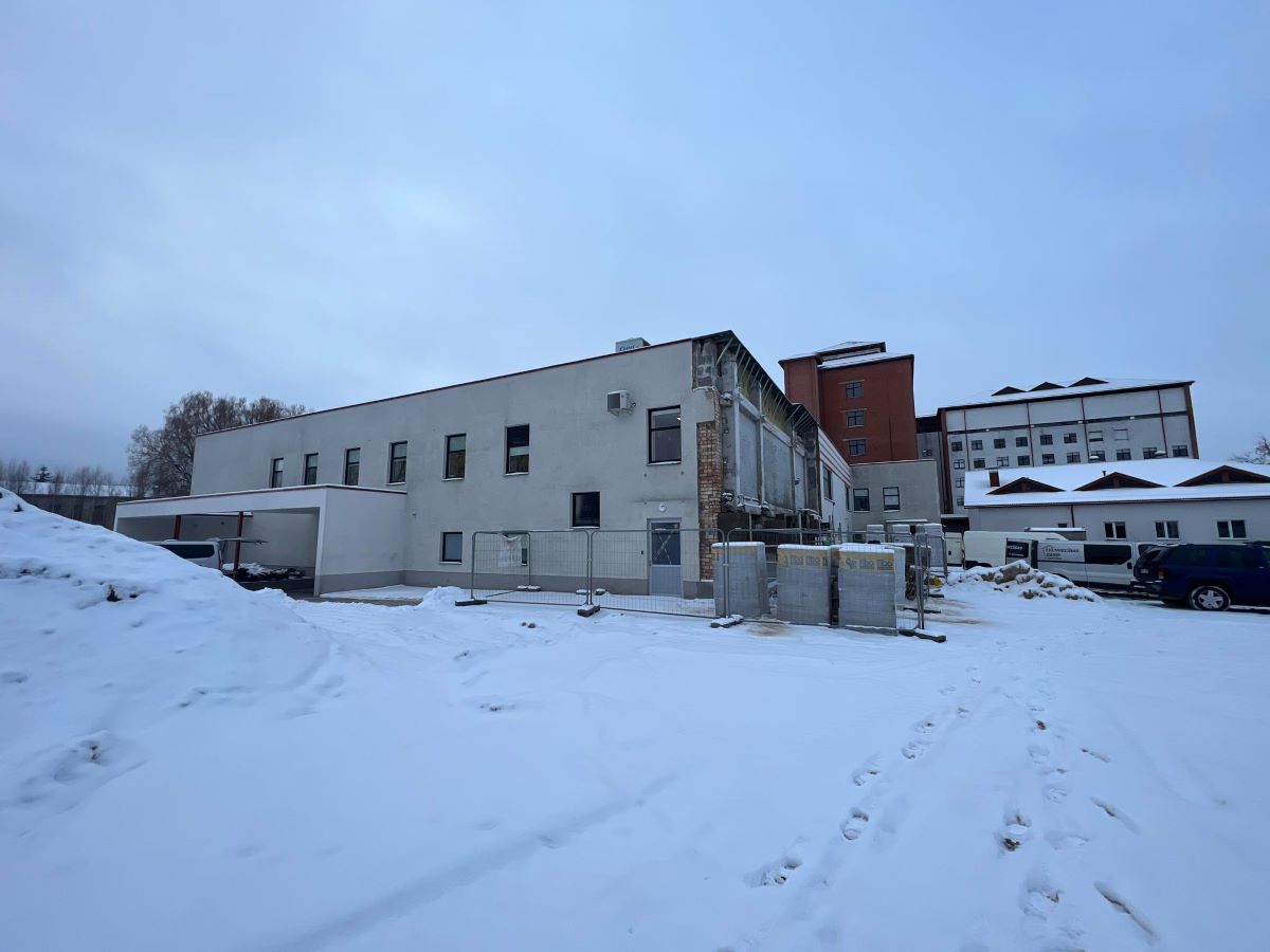 Noslēgusies nepabeigtā dzemdību nama demontāža pie Jelgavas slimnīcas
