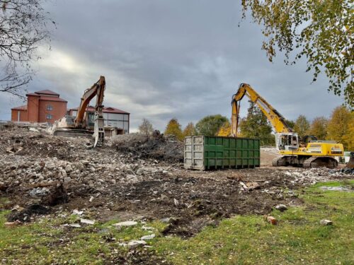 Nojaukti nepabeigtās dzemdību ēkas cilindra korpusi pie Jelgavas slimnīcas