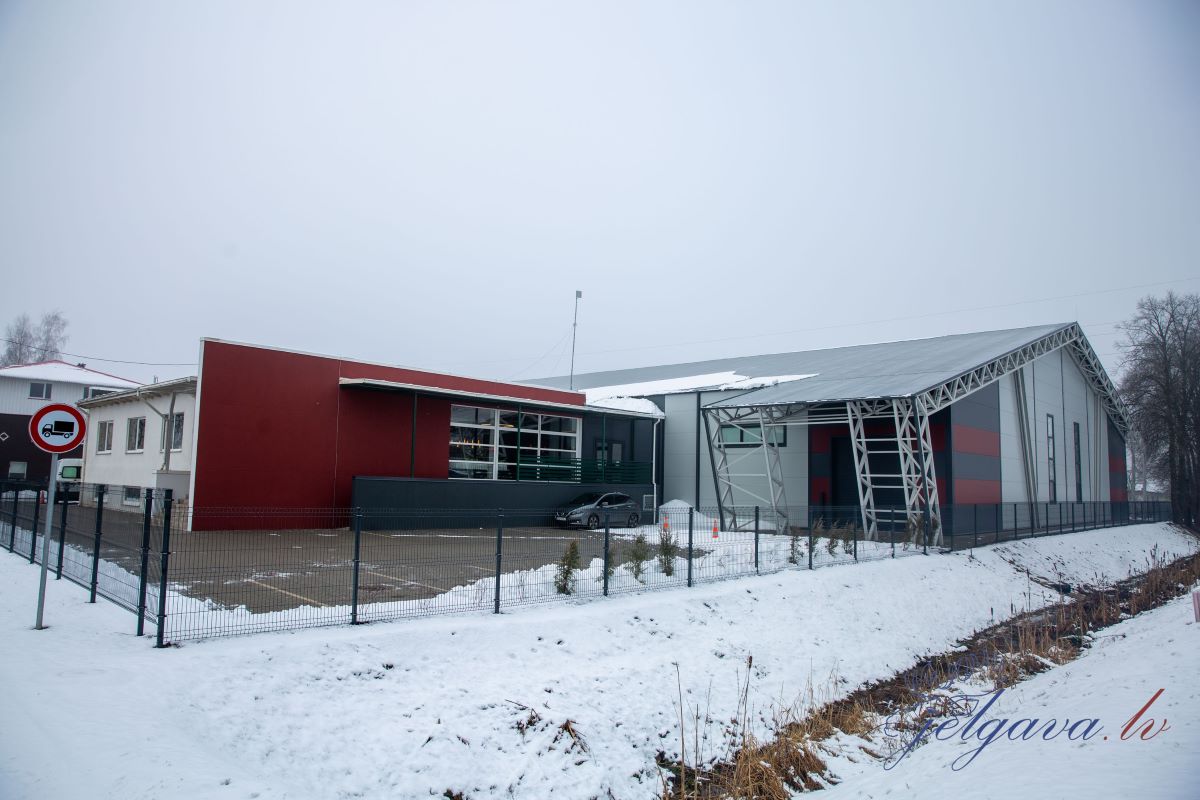 Atklāti jaunizbūvētie slēgtie tenisa korti Jelgavā