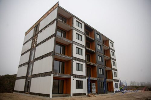 Jelgavā iemūrē kapsulu zemas īres maksas nama pamatos