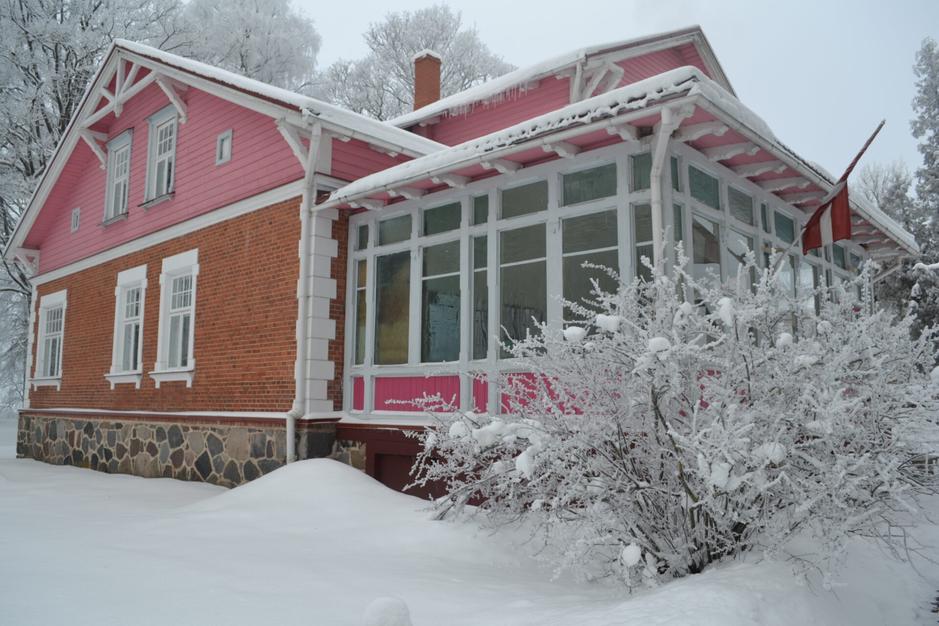 Jērcēnmuižā atjauno elektroinstalāciju un zāli