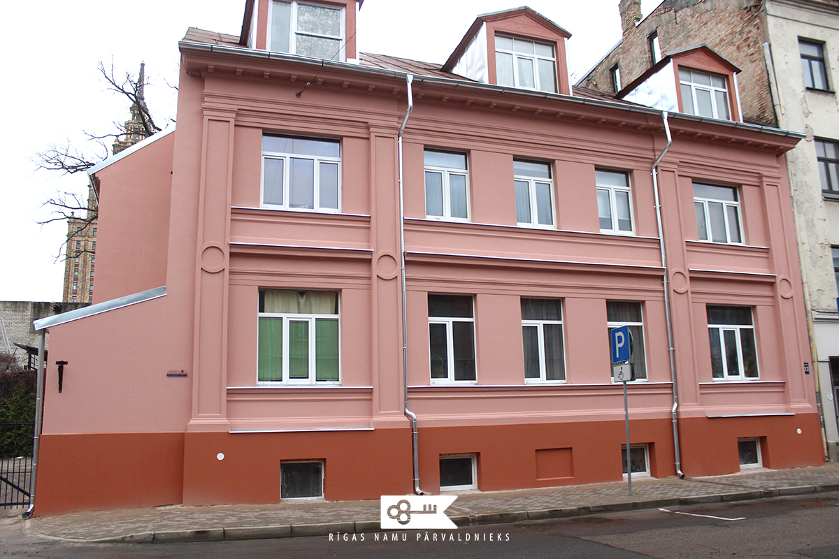 Rīgā renovēta klasicisma stilā būvētā ēka Jēzusbaznīcas ielā