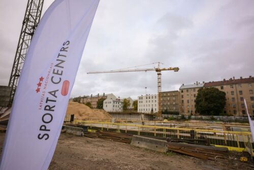 Iemūrēta kapsula topošās Komandu sporta spēļu halles pamatos