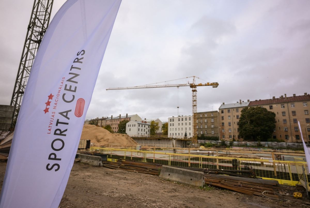 Iemūrēta kapsula topošās Komandu sporta spēļu halles pamatos