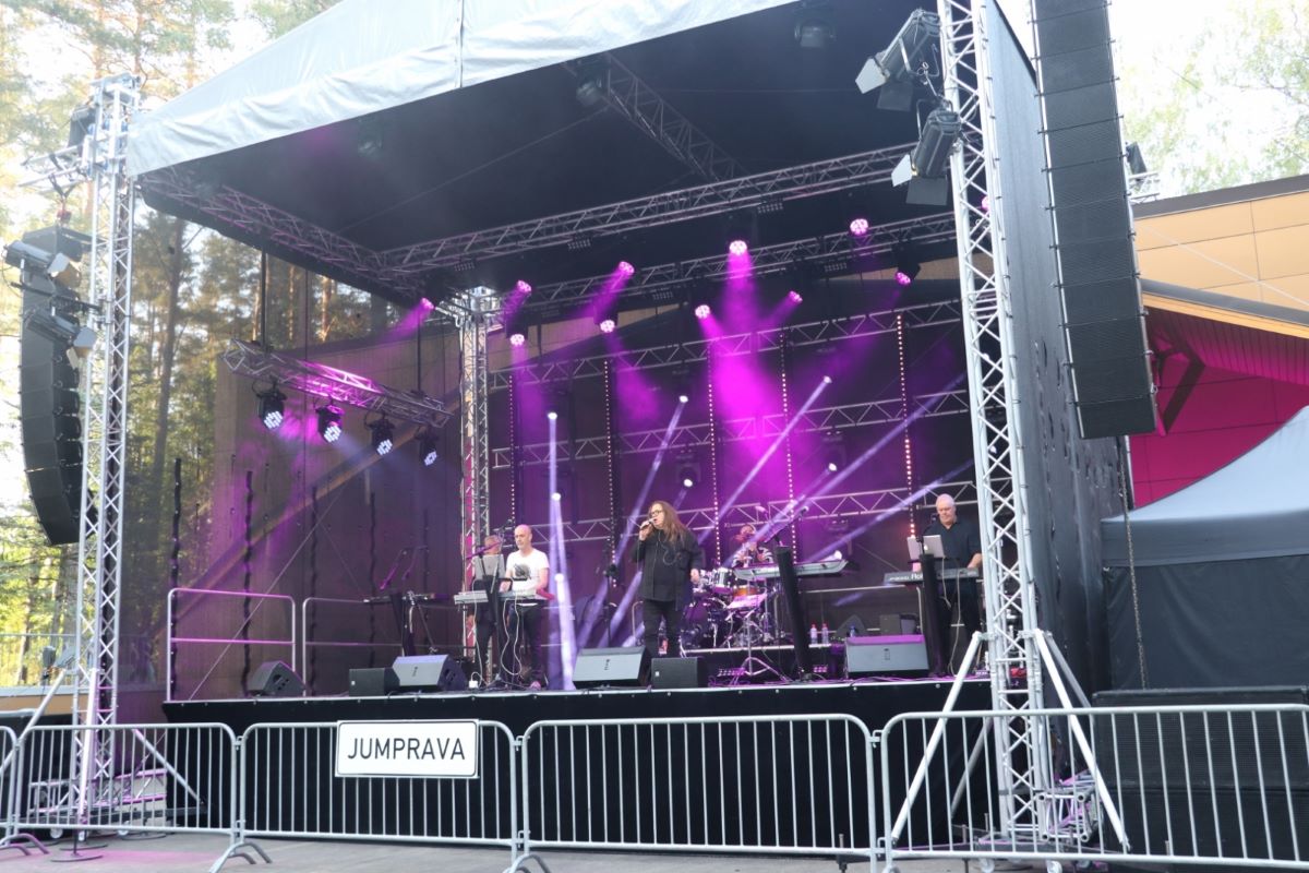 Pēc pārbūves atklāta atjaunotā Jumpravas estrāde