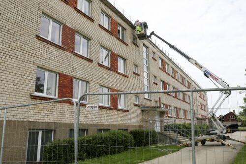 Iecavas pamatskolas ēkai mainīs jumtu