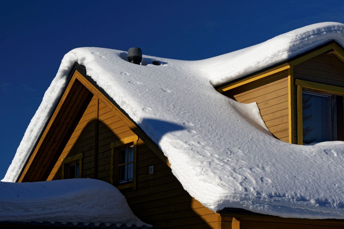 Lai sniega sega uz jumta nesagādā nepatīkamus pārsteigumus