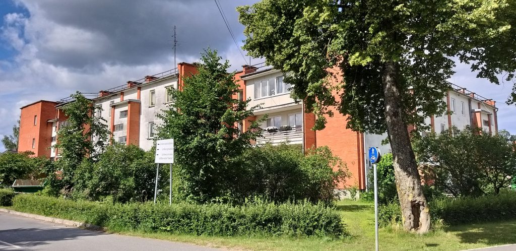 Carnikavā atjauno daudzdzīvokļu mājas