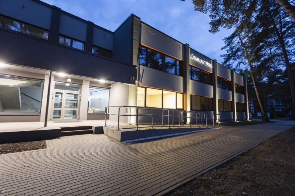 Atjaunota Jūrmalas teātra ēka Bulduros