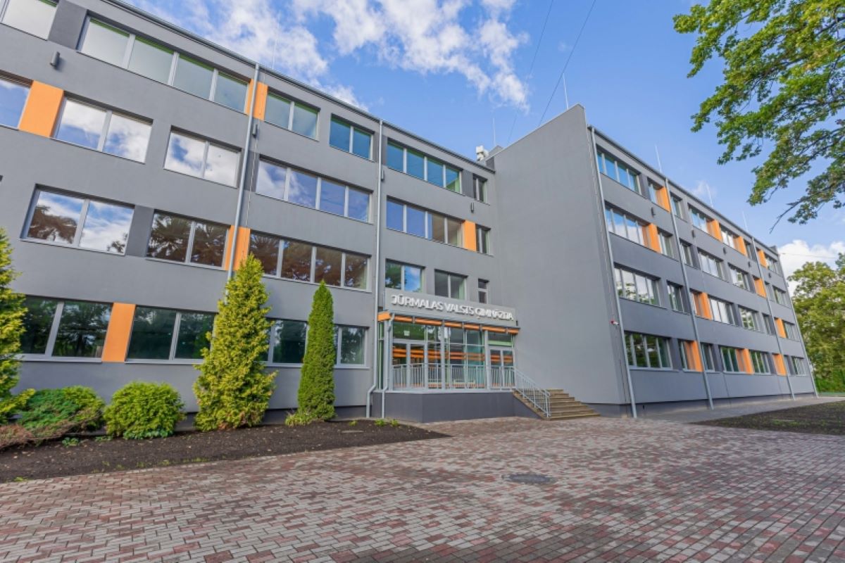 Atjaunota Jūrmalas Valsts ģimnāzijas ēka