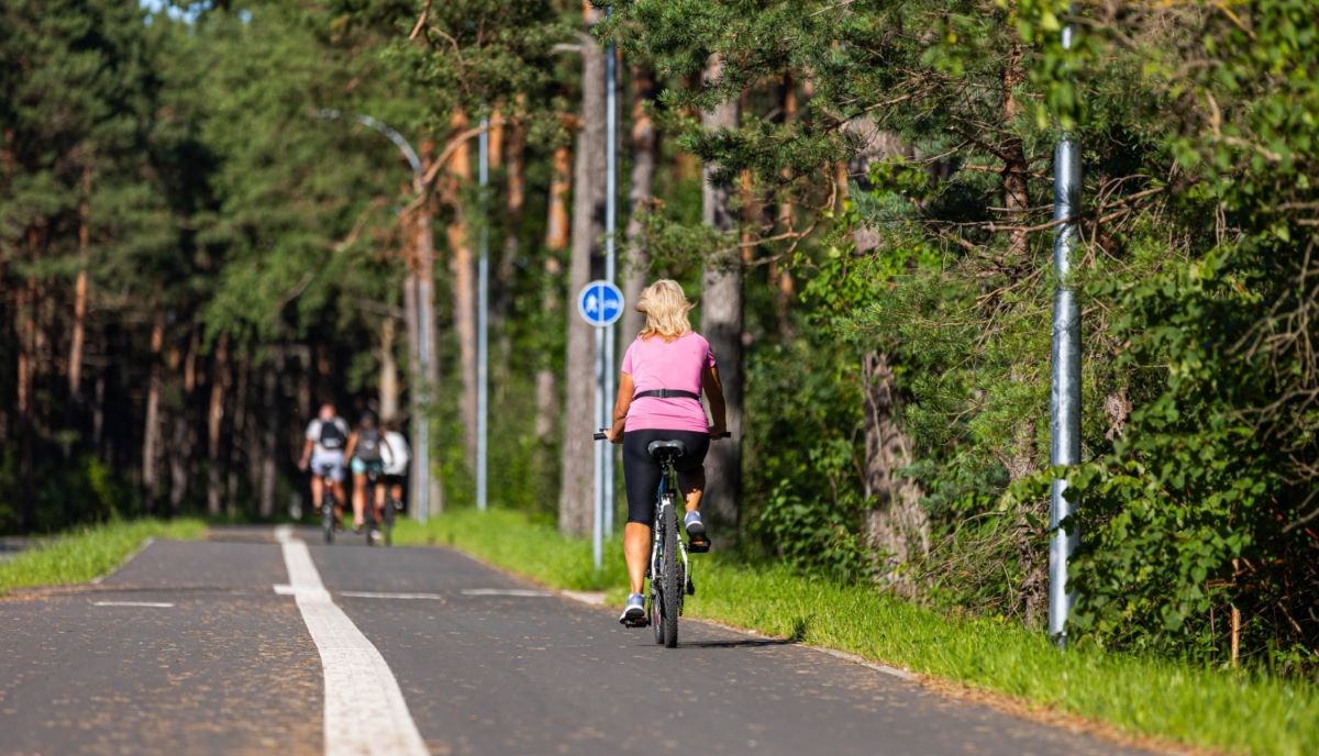 Jūrmalā, Babītes ielā, izbūvēts veloceliņš un jaunas autostāvvietas
