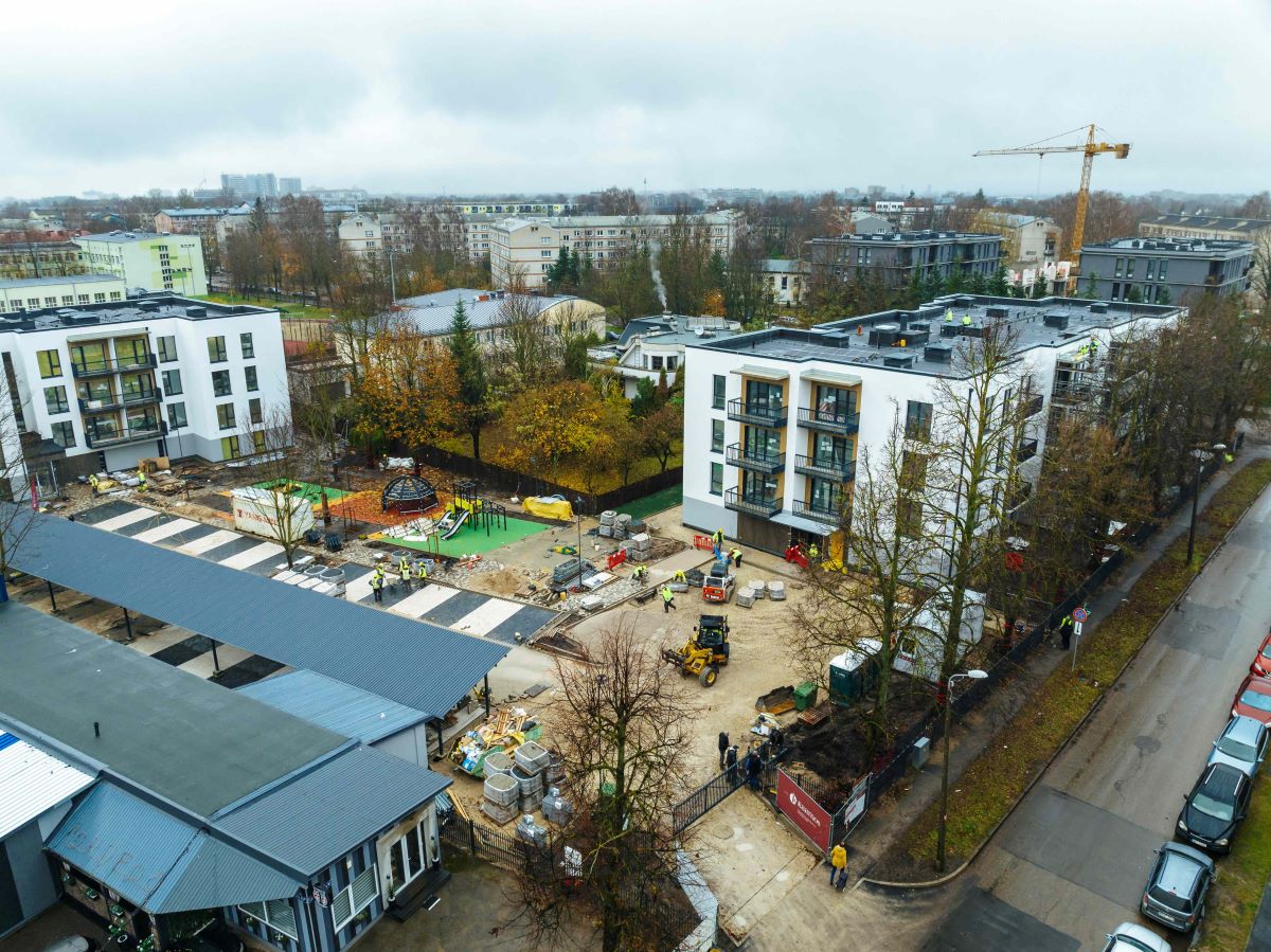 “Kaamos” kopā ar “Ābeļziedu terases” iemītniekiem iestāda ābeļdārzu