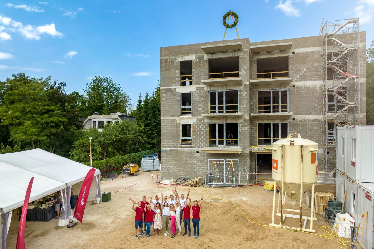 Nosvinēti spāru svētki projektā “Ābeļziedu terases”