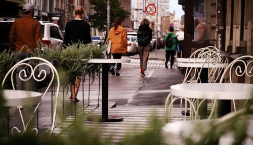 Kafejnīcu terases Rīgā varēs ierīkot pēc tipveida risinājuma