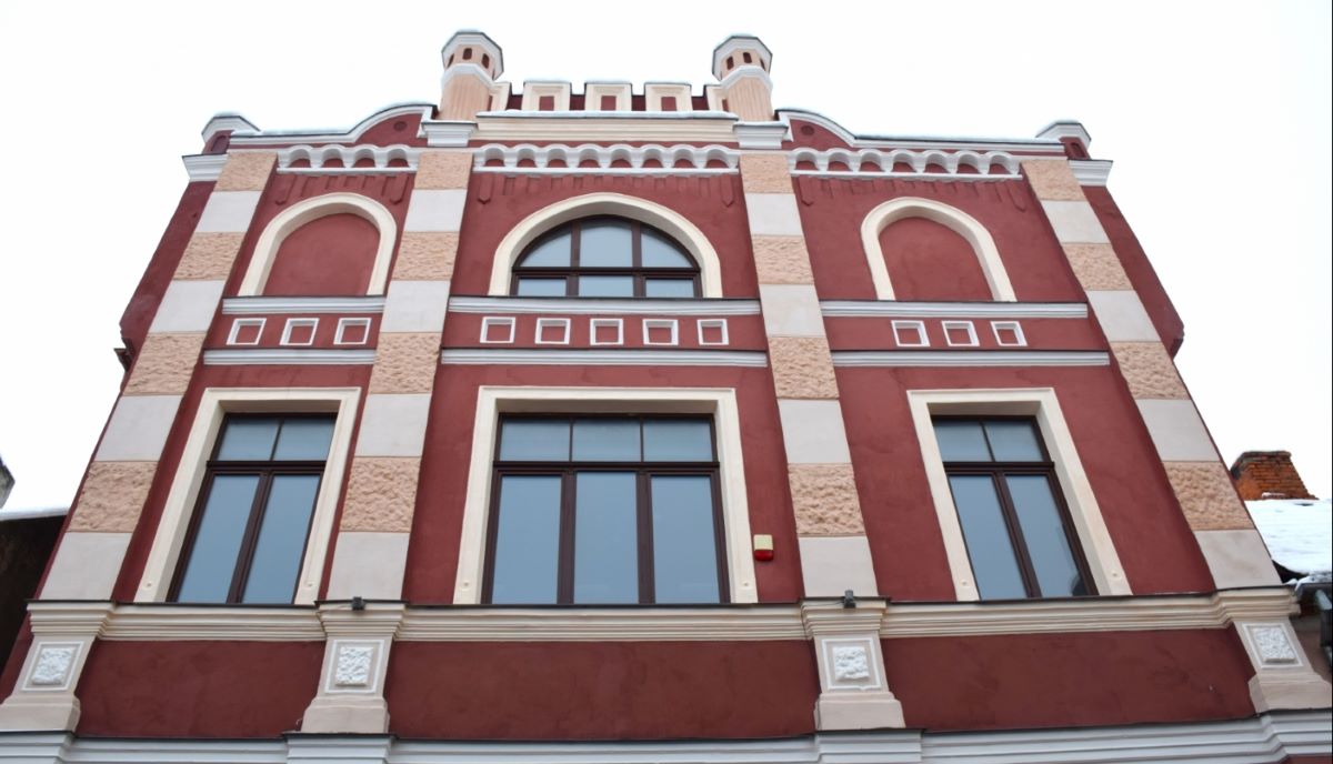 Atjaunota Kandavas kultūras nama vēsturiskā fasāde