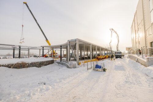 Iemūrē kapsulu jaunās “Knauf” biroja ēkas pamatos