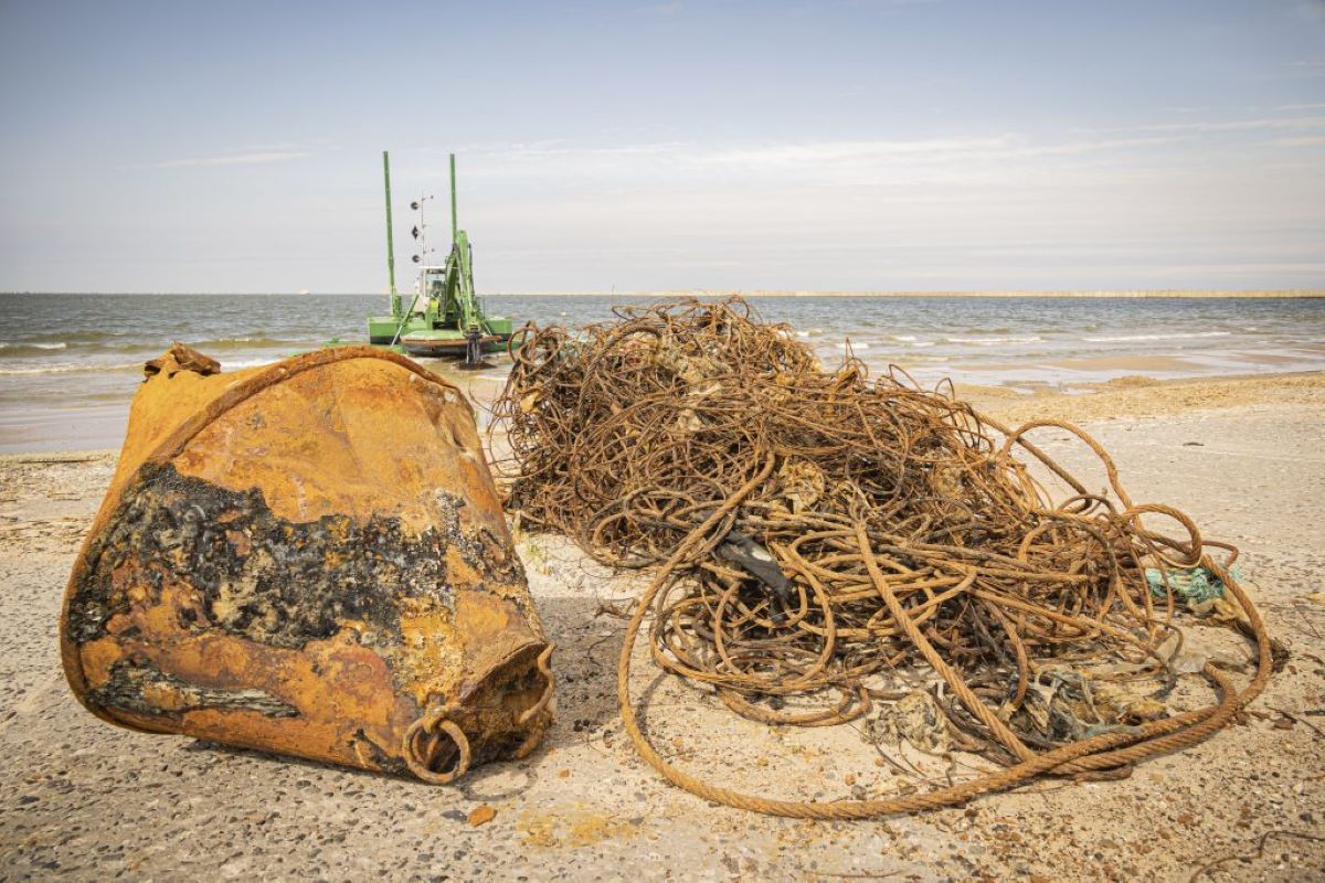 Liepājā atsākti ostas akvatorija attīrīšanas darbi Karostā