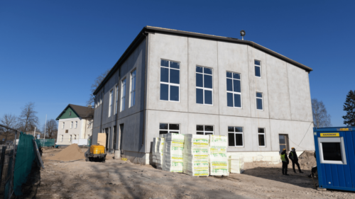 Nosvinēti Spāru svētki Pļavniekkalna sākumskolas piebūvei Ķekavas novadā