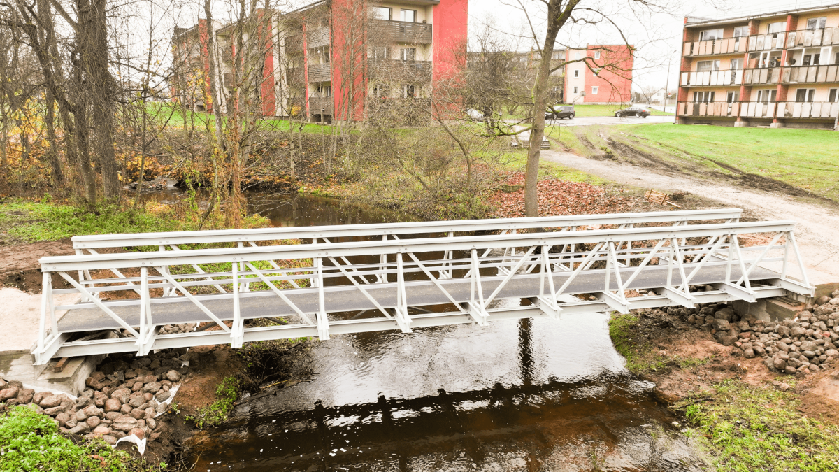 Ķekavā pie parka izbūvēts kompozītmateriālu konstrukcijas gājēju tilts