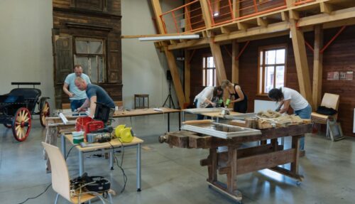 Rīgas vēsturisko ēku īpašniekus aicina bez maksas apgūt koka logu restaurāciju