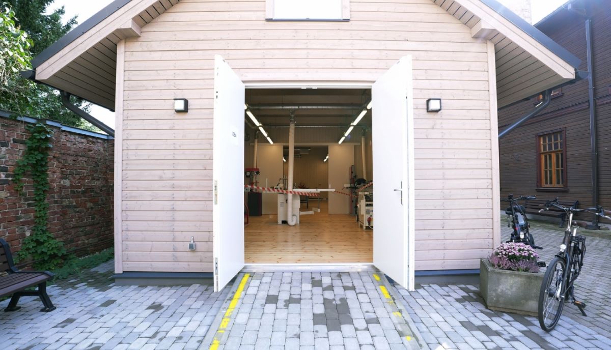 Koka ēku renovācijas centrā “Koka Rīga” atklāta restaurācijas darbnīca