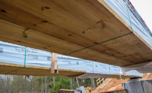 Valkas novadā pāri Pedeles upei top vienlaiduma kokbetona siju tilts