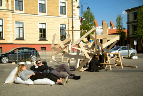 Mācās būvēt  no koka