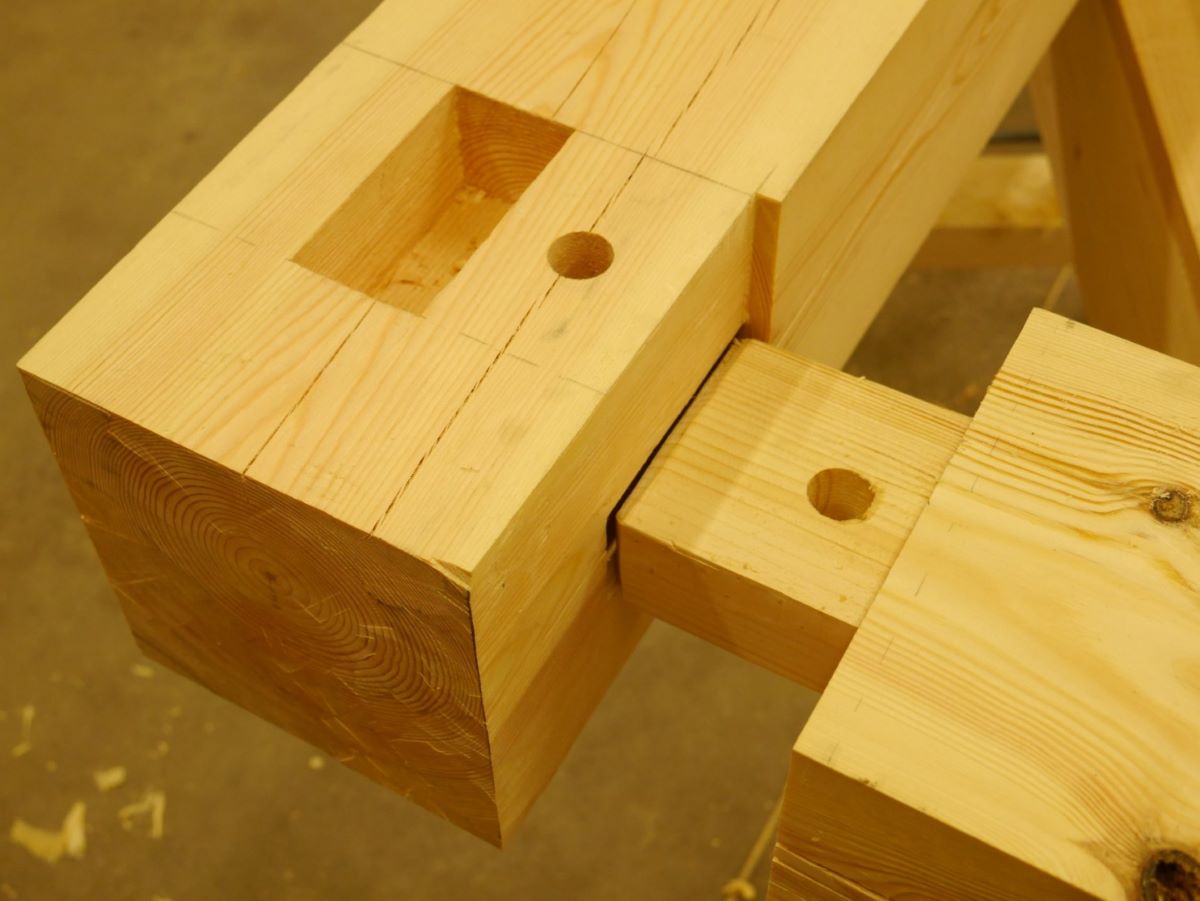 Bulduru Tehnikums sāk praktisko apmācību tradicionālo koka ēku būvniecībā