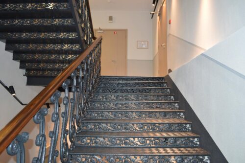 Daugavpils cietoksnī restaurētas vēsturiskās metāla kāpnes policijas ēkā