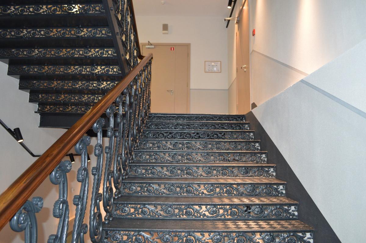 Daugavpils cietoksnī restaurētas vēsturiskās metāla kāpnes policijas ēkā