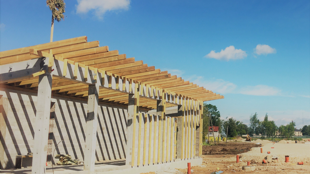 Rēzeknē svin spāru svētkus kempinga zonas administratīvajai ēkai