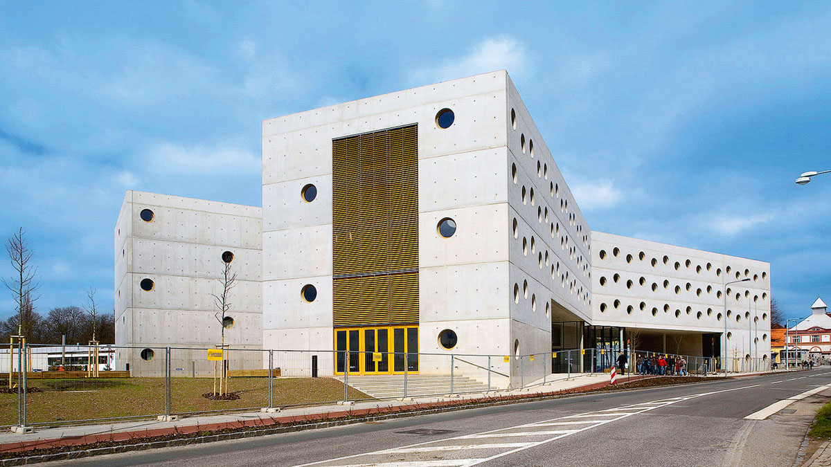 Betons tapešu vietā