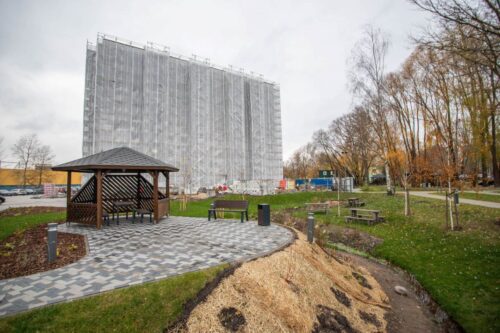 Mājokļu projektā “Krasta kvartāls” atzīmēti pēdējās ēkas spāru svētki