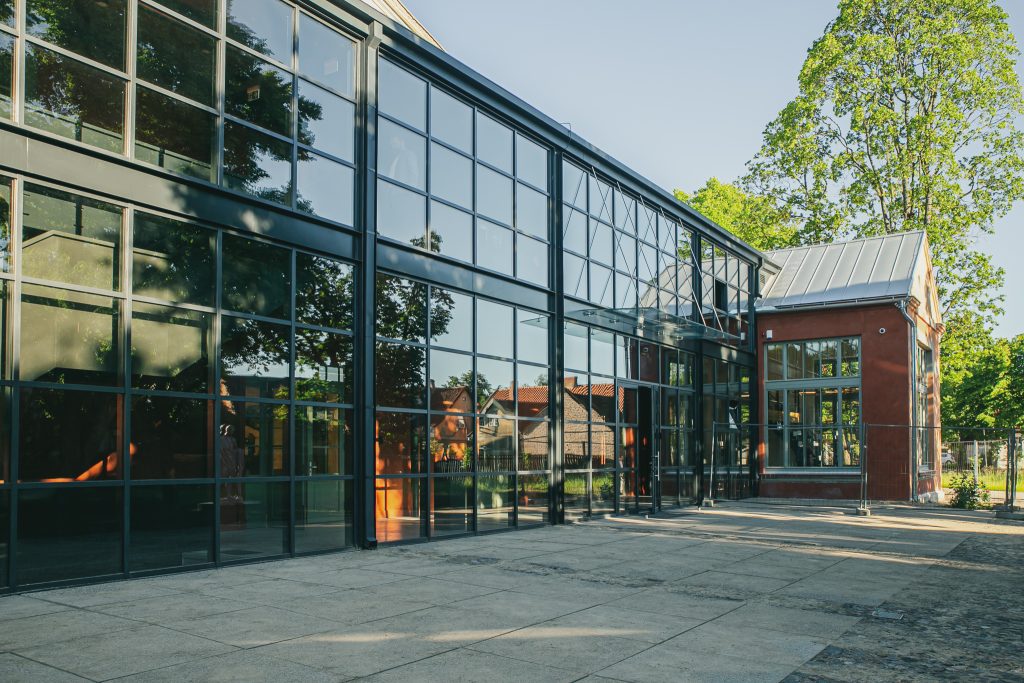 Atklāj pārbūvētās Adatu fabrikas telpas Kuldīgā