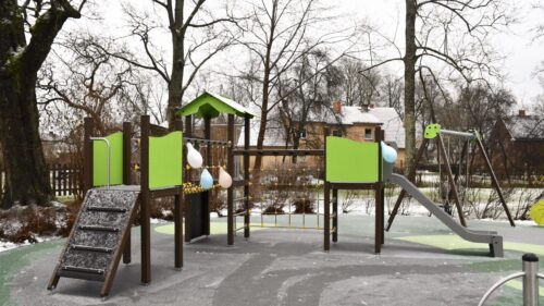 Kuldīgā atklāts atjaunotais bērnu rotaļu laukums Pilsētas estrādes parkā