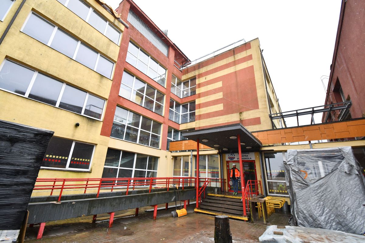 Turpinās būvdarbi Kuldīgas Centra vidusskolas ēkā