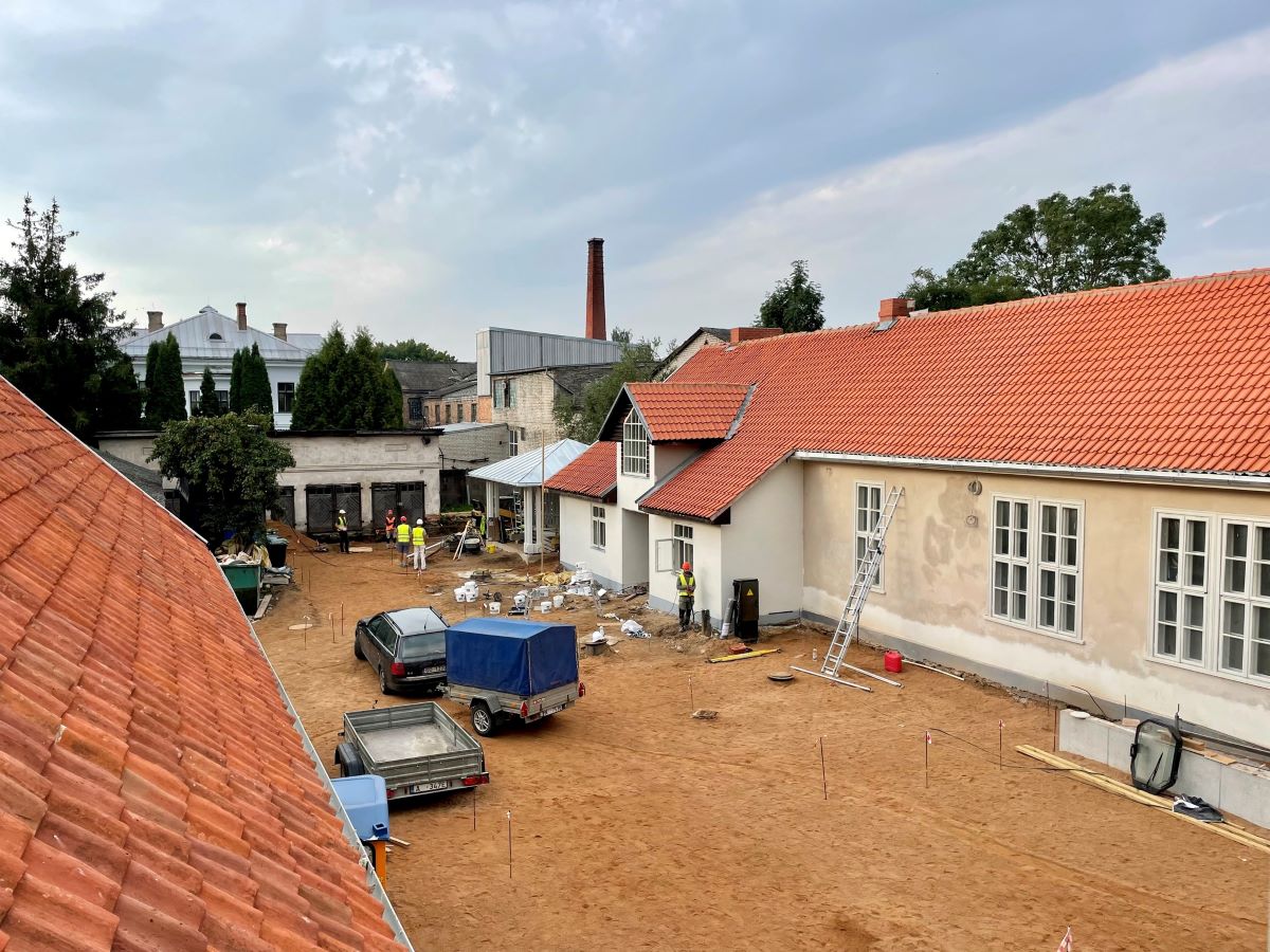 Turpinās sociālo pakalpojumu centra būvdarbi Kuldīgā