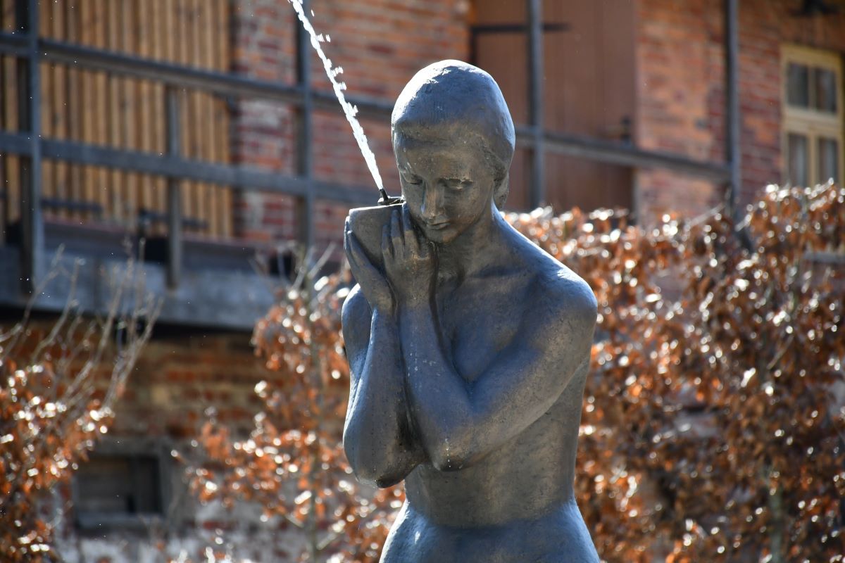 Kuldīgā atklāj restaurēto strūklaku un labiekārtoto teritoriju ap to