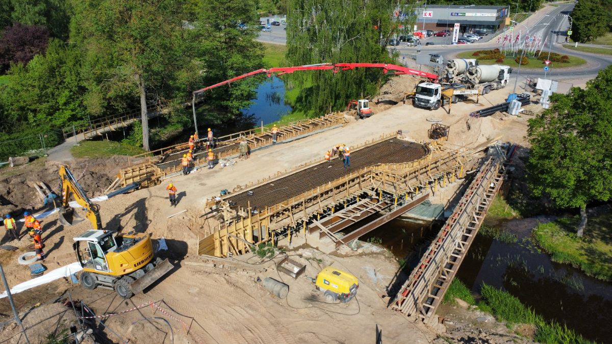 Saldū atjauno teju pirms simts gadiem būvēto tiltu pār Cieceres upi