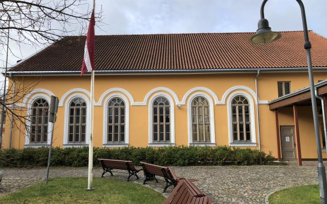 Kuldīgas Mākslas namam atjaunota fasāde