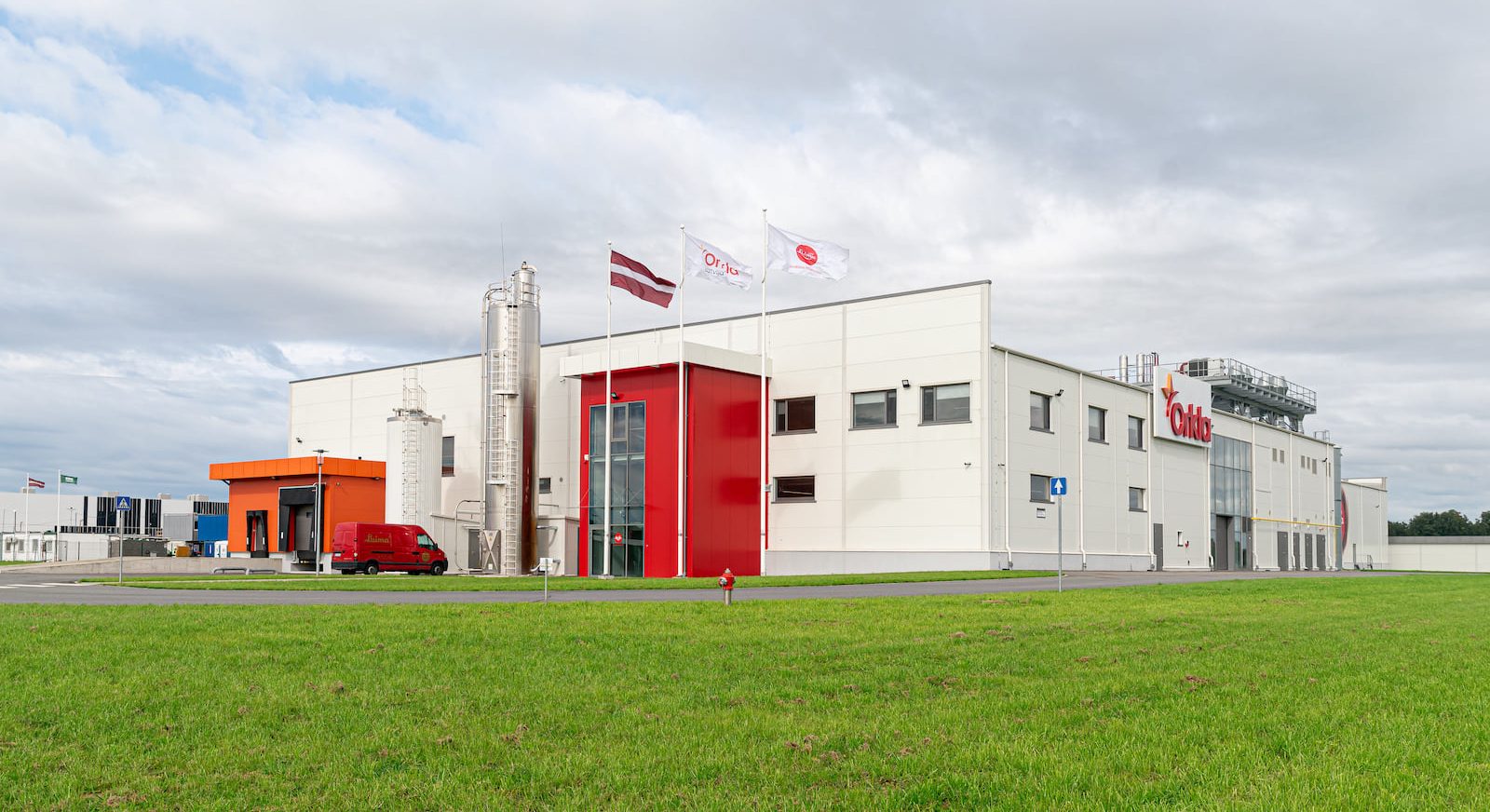 Svinīgi atklāta jaunā “Laimas” ražotne Ādažos