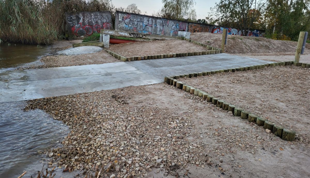 Juglas ezerā izbūvēta jauna laivu ielaišanas vieta