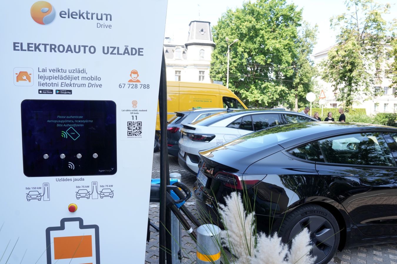 Rīgā atklāta Baltijas valstīs jaudīgākā elektroauto uzlādes stacija